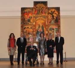 Su Majestad la Reina junto a José Luis Várez Fisa, María Milagros Benegas y autoridades presentes en el acto